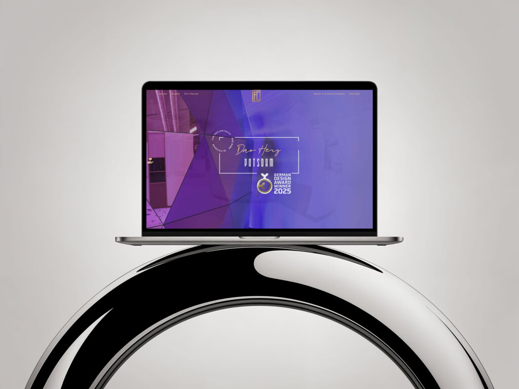 Laptop-Mockup mit Darstellung des Webdesigns von Fleischer Metallfaszinationen mit Hinweis auf den German Design Award 2025