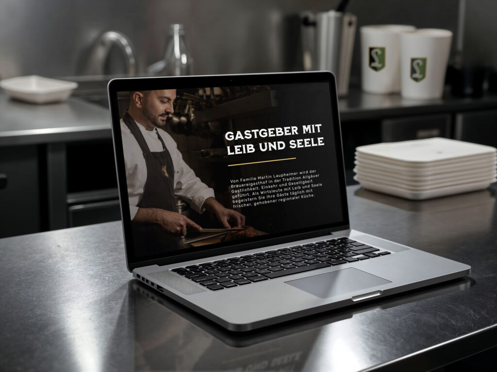 Laptop mit Website des Laupheimer Brauereigasthofs mit Koch und Markenbotschaft 'Gastgeber mit Leib und Seele`