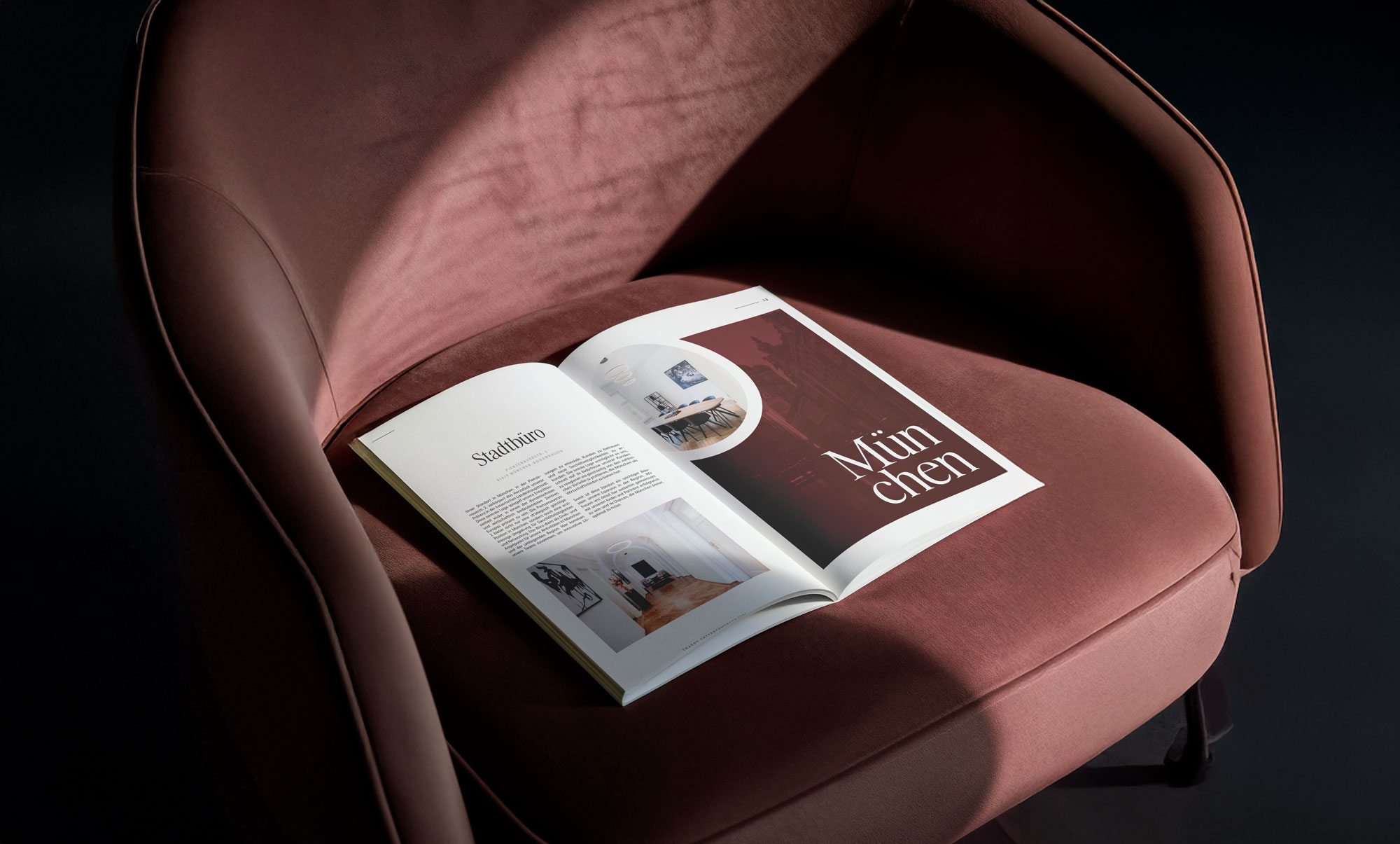 Inszeniertes Tablet Mockup mit Darstellung der digitalen Unternehmensbroschüre der Thasos Gruppe. Die Kombination aus hochwertigem Interior, natürlichen Materialien und klarem Layout unterstreicht den Premium-Anspruch der Marke.