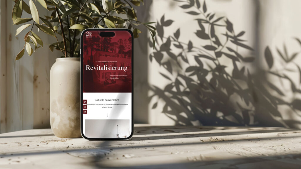 Smartphone Mockup mit Website der Thasos Unternehmensgruppe in natürlichem Licht und wohnlichem Umfeld