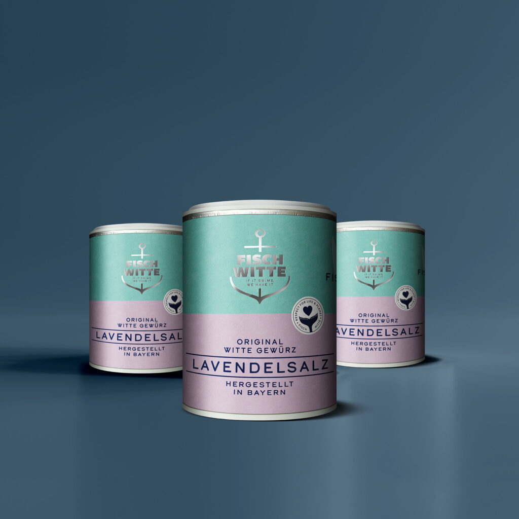 Mockup eines Fisch Witte Produkts auf neutralem Hintergrund mit Lavendelsalz Verpackung