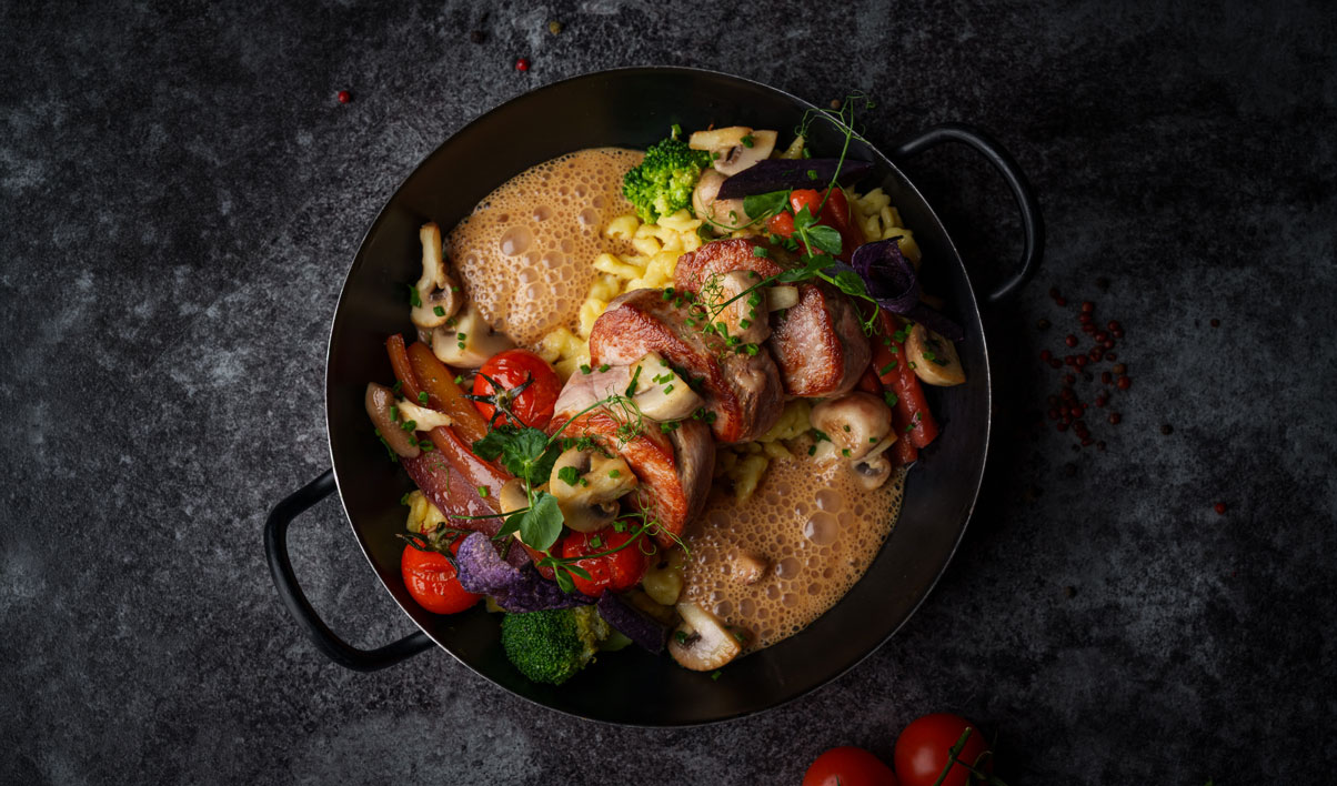 Schweinefilets mit Gemüse und feiner Bratensosse im Brauereigasthof-Hotel Laupheimer