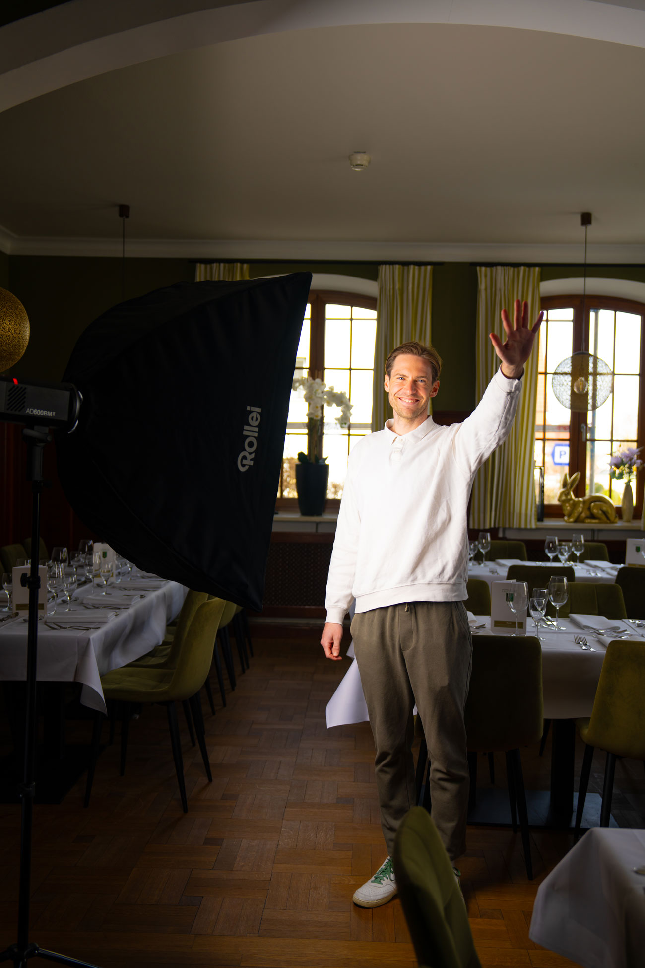 Fotoshooting für Content Creation im Laupheimer Brauereigasthof mit Lichtsetup im Restaurant