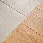 Detailaufnahme Bodenübergang Fliesen und Holzparkett in Neubau Doppelhaushälfte in Aystetten bei Augsburg von Thasos