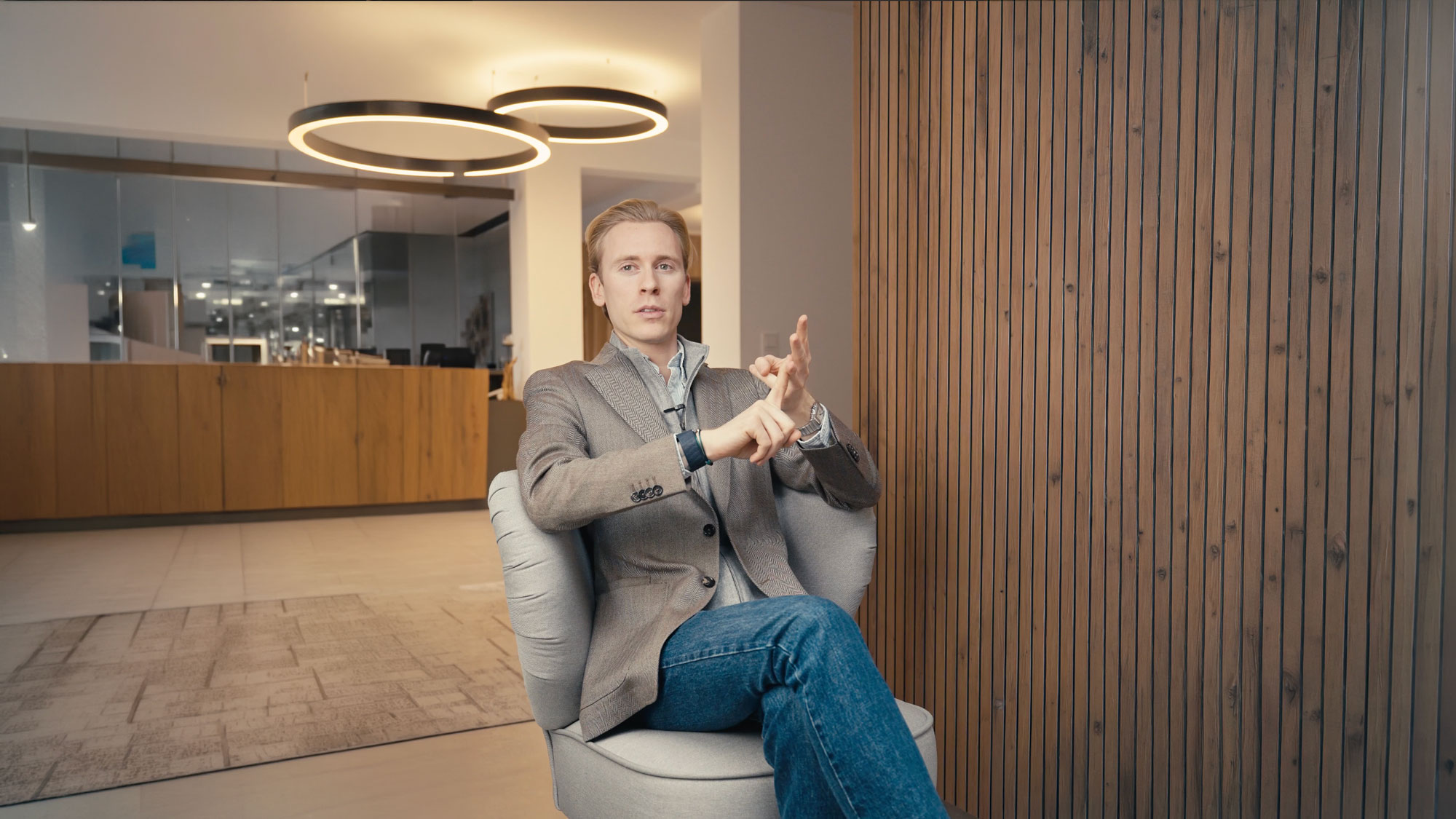 Geschäftsführer der Thasos Unternehmensgruppe bei Videoaufnahme im Büro in Stadtbergen bei Augsburg