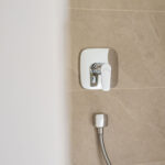 Detailaufnahme moderner Badezimmerarmatur in Neubau Doppelhaushälfte in Aystetten bei Augsburg von Thasos