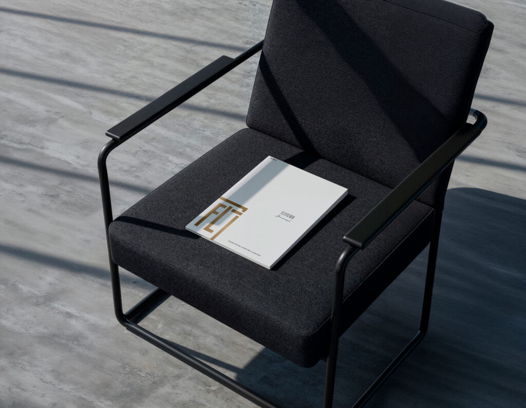 Unternehmensbroschüre „Fleischer Journal“ mit Logo auf Cover, platziert auf einem Stuhl