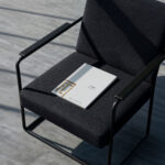 Unternehmensbroschüre „Fleischer Journal“ mit Logo auf Cover, platziert auf einem Stuhl