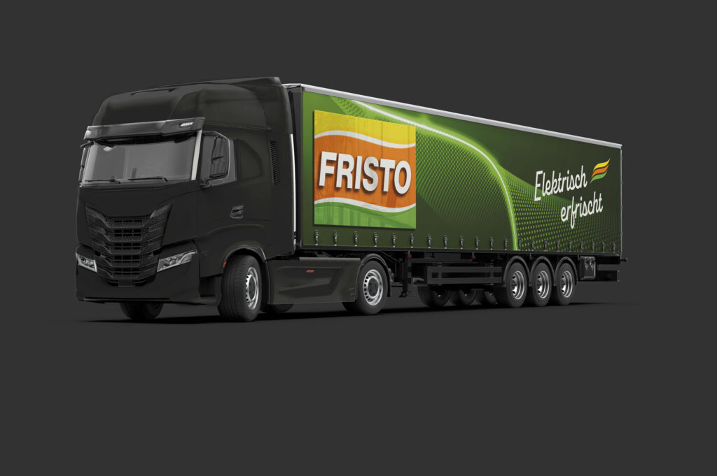 LKW mit grüner FRISTO Plane und Markenlogo sowie Slogan „Elektrisch erfrischt“