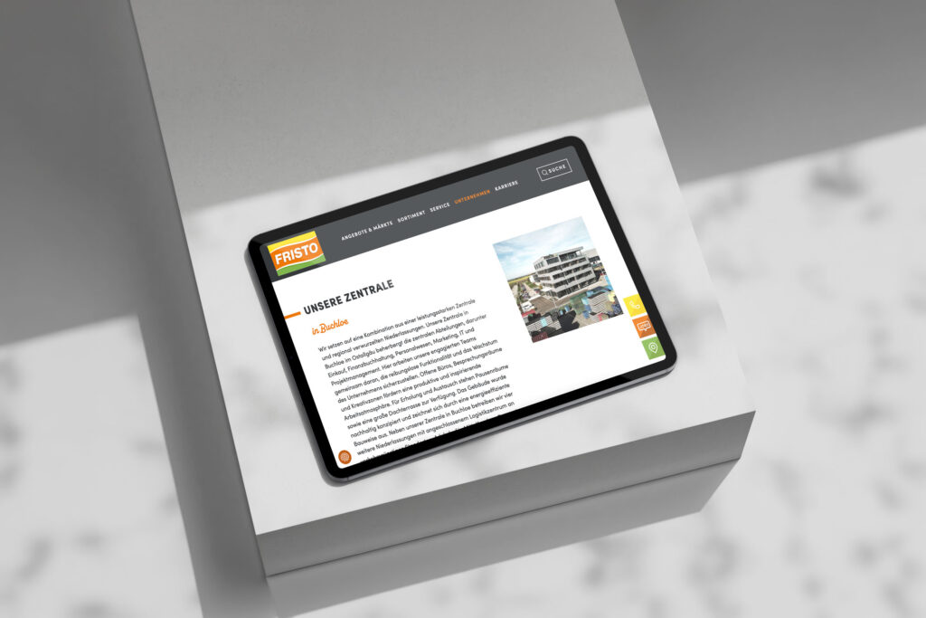 Tablet mit Darstellung der FRISTO Website mit Unternehmensinformationen auf weißem Podest