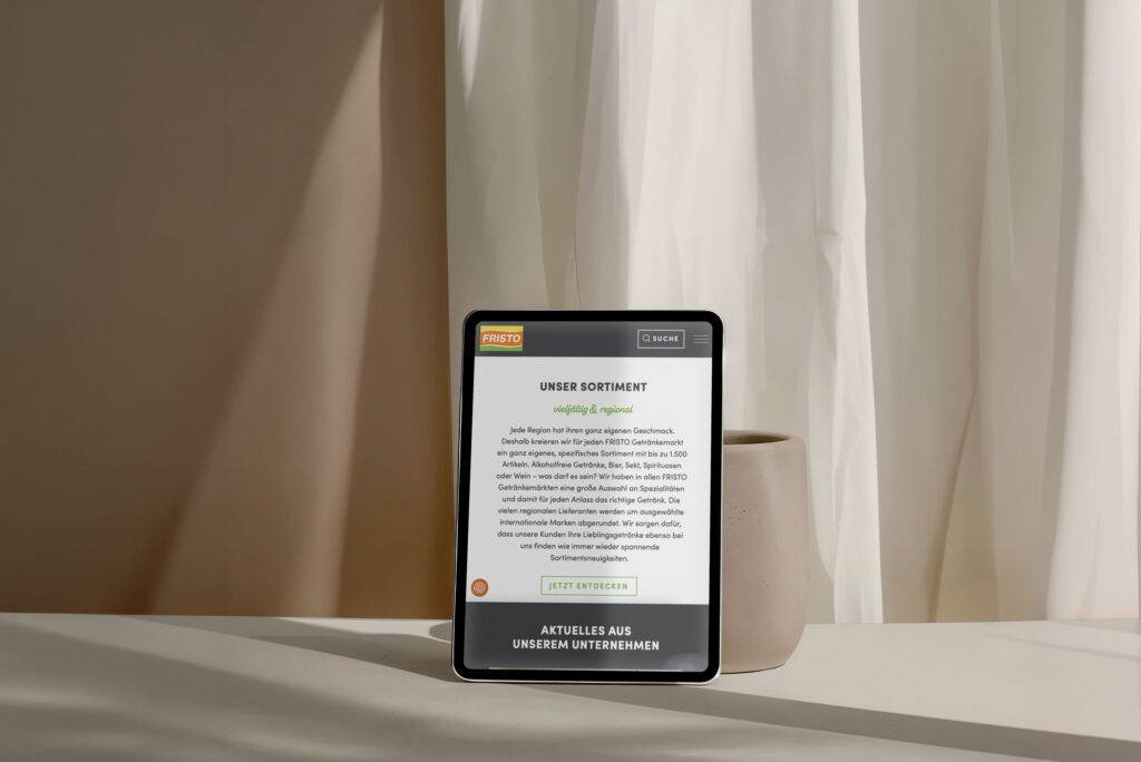 Tablet mit mobiler Darstellung der FRISTO Website zum Sortiment vor neutralem Hintergrund