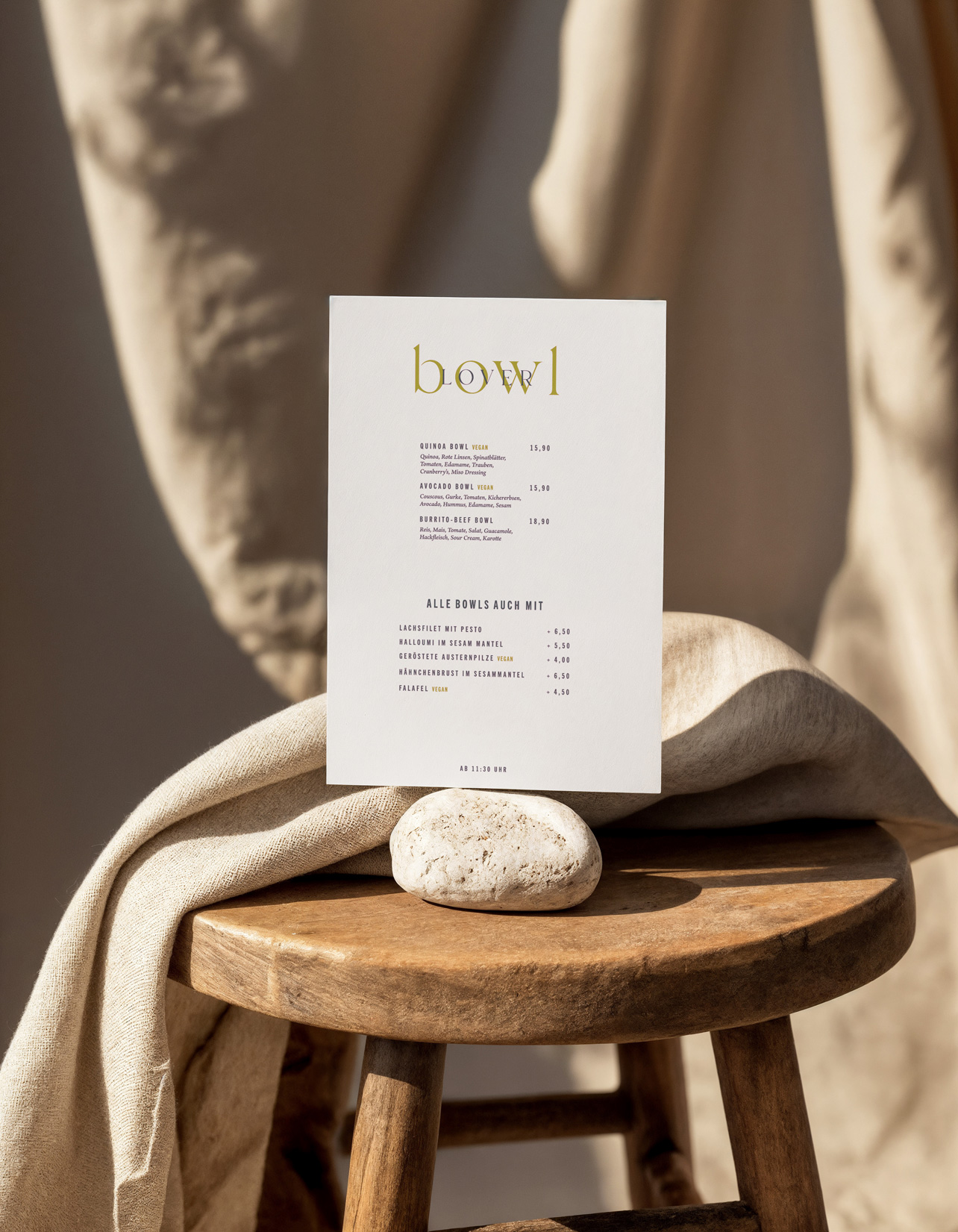 Gedruckte Speisekarte mit Bowl-Gerichten im Café Zeitgeist München