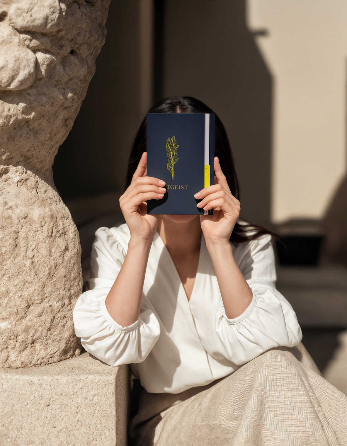 Person hält Speisekarte des Café Zeitgeist mit Logo vor dem Gesicht