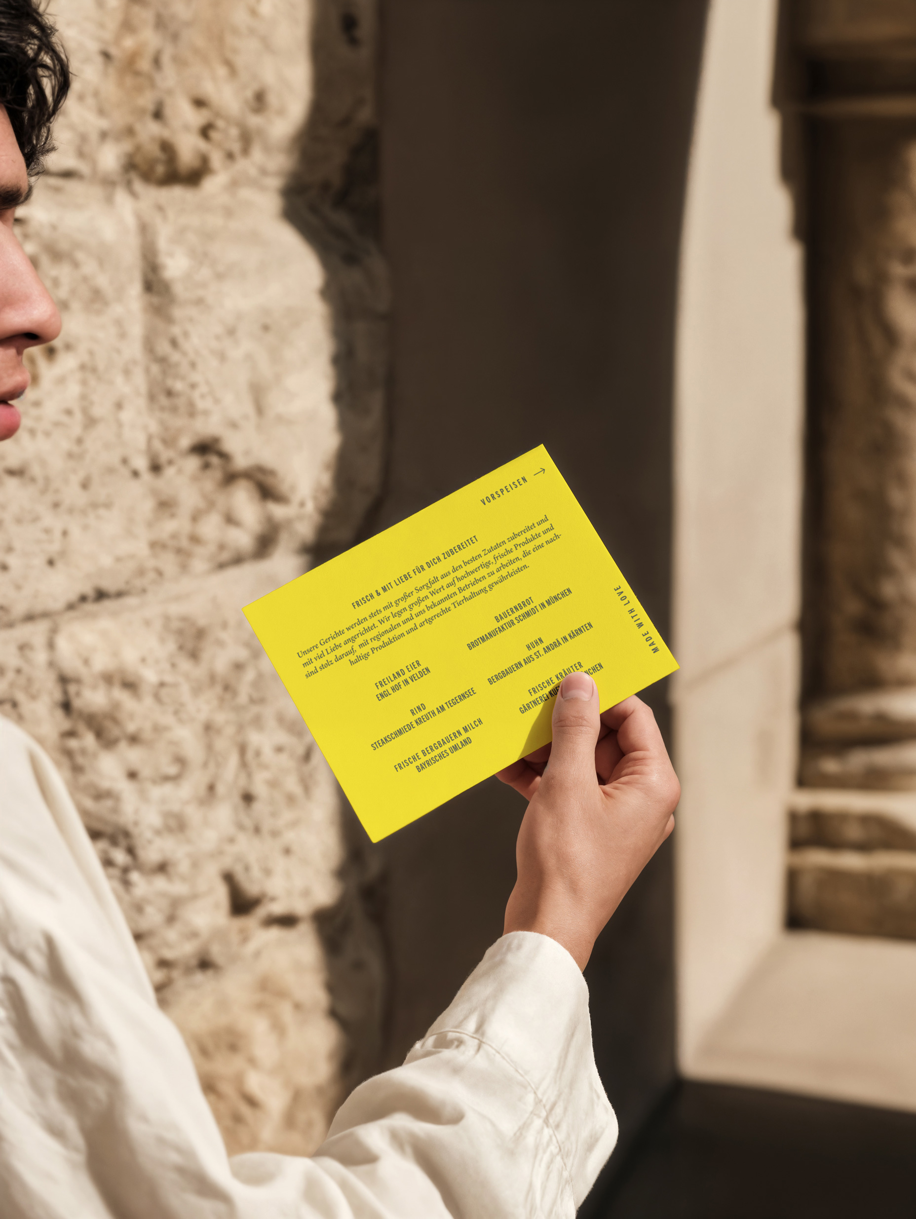 Gedruckte Speisekarte des Café Zeitgeist mit Bereich „Starters & Snacks“ auf farbigem Hintergrund