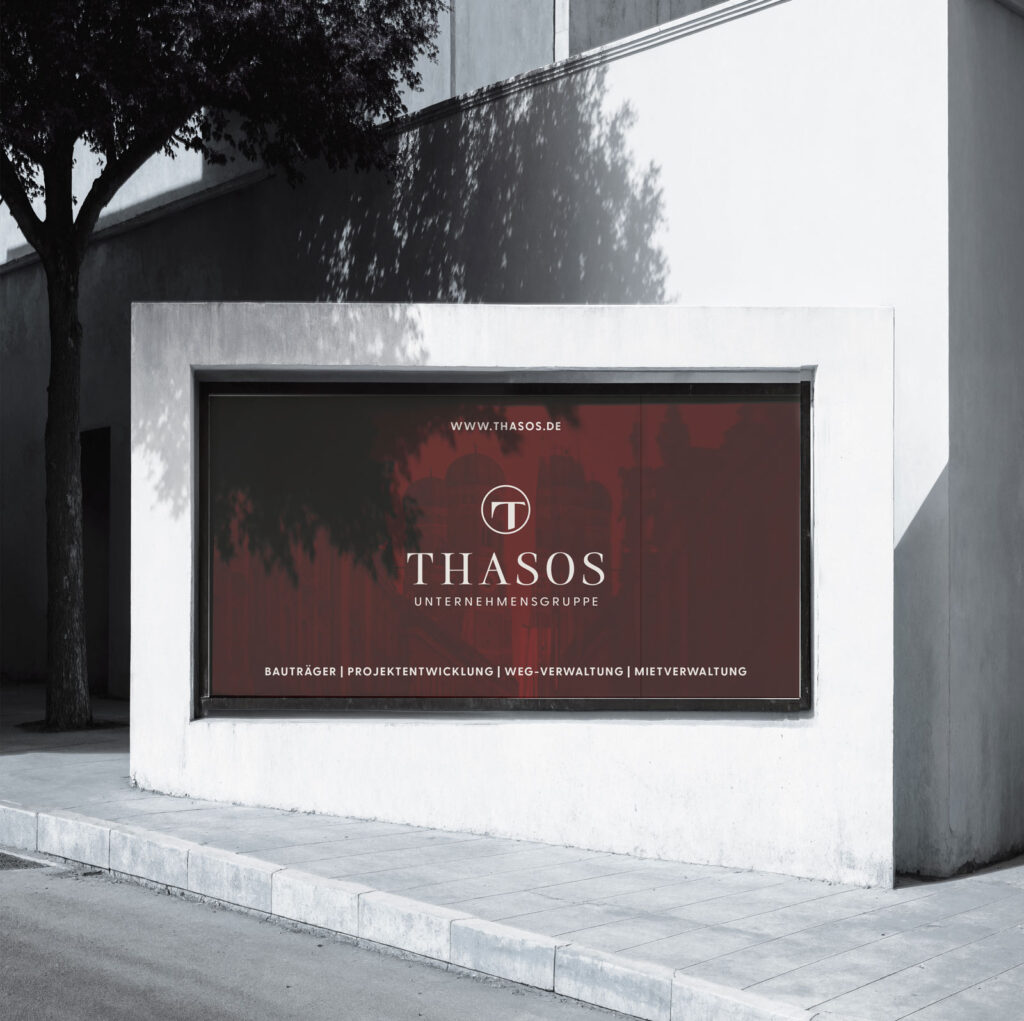 Großflächenplakat der Thasos Unternehmensgruppe im urbanen Raum mit hochwertigem Markenauftritt