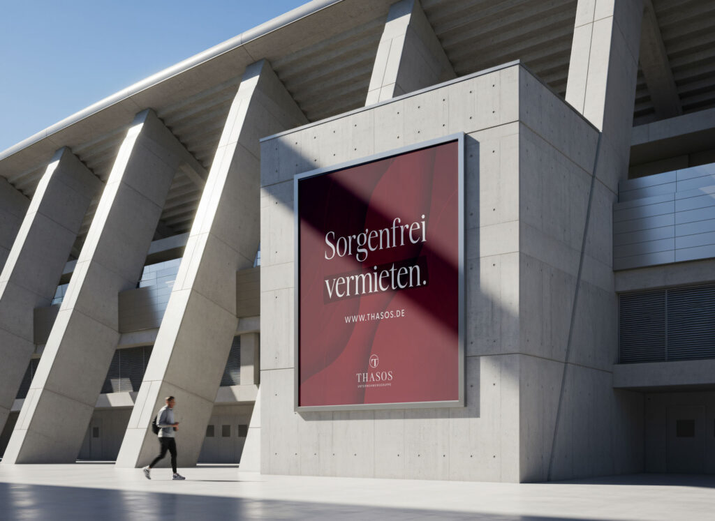 Großflächenplakat der Thasos Unternehmensgruppe mit Claim sorgenfrei vermieten im urbanen Architekturkontext