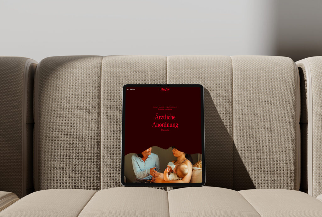 Tablet mit Darstellung des Hebammencampus der Töpfer GmbH mit medizinischen Inhalten und Menüführung