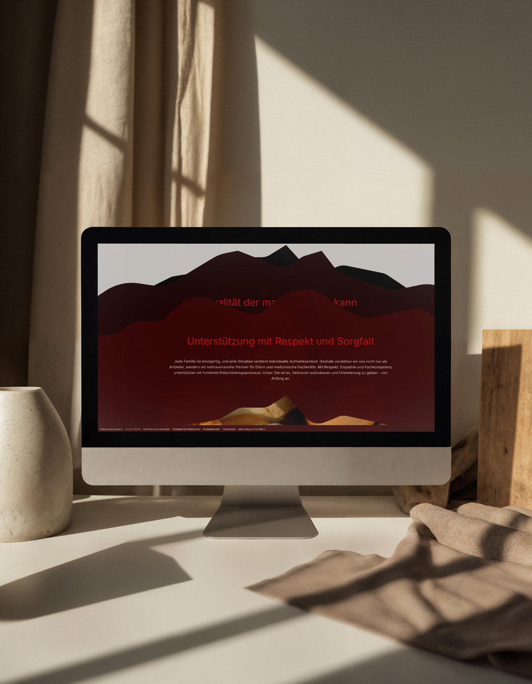 Desktop-Computer mit Darstellung des Hebammencampus der Töpfer GmbH mit strukturierten Inhalten und Navigation