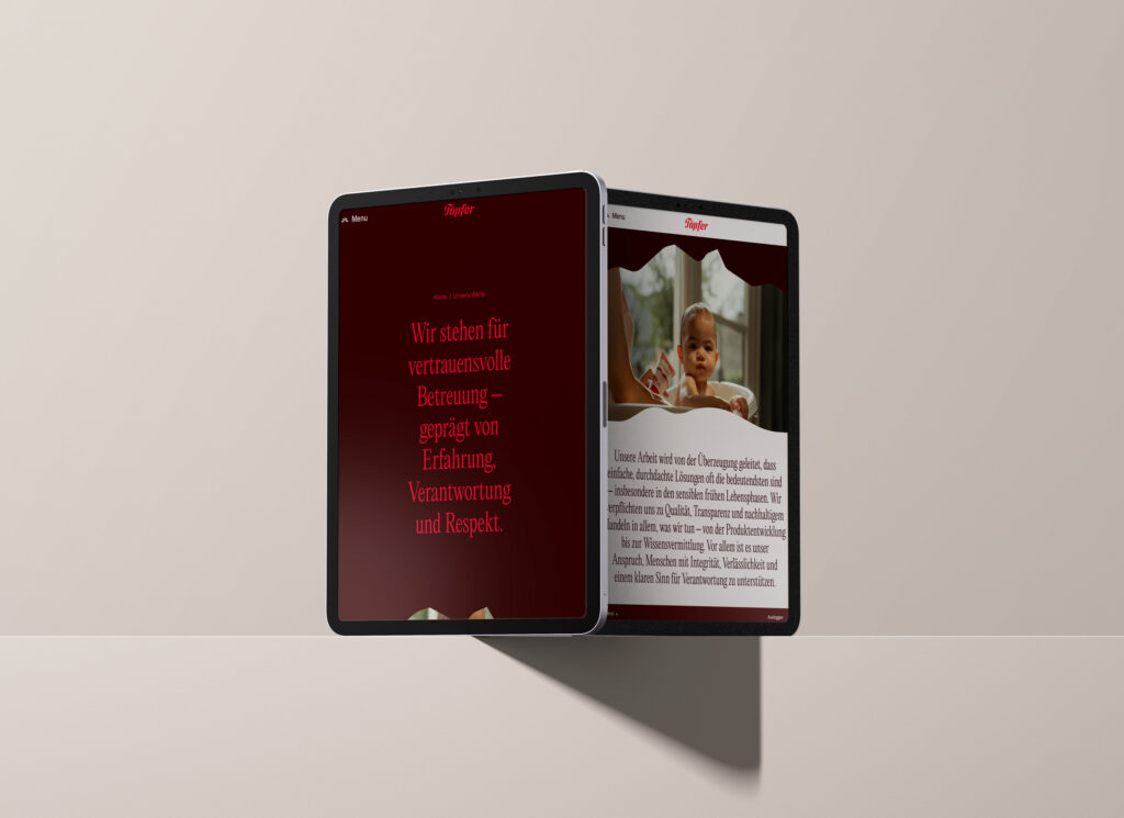 Zwei Tablets mit Darstellung des Hebammencampus der Töpfer GmbH mit Fachartikeln und Inhalten